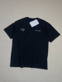 Черная хлопковая футболка Arcteryx с логотипом бренда спереди