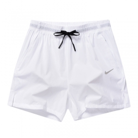 Брендовые шорты Nike запоминающаяся модель в белом цвете