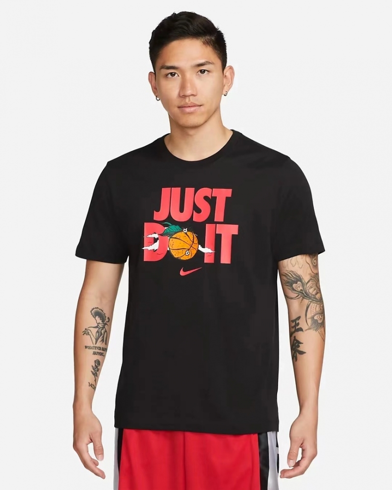 Чёрная 100% нейлоновая футболка от бренда Nike с коротким рукавом