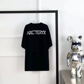 Длинная чёрная Arcteryx футболка с логотипом на спине