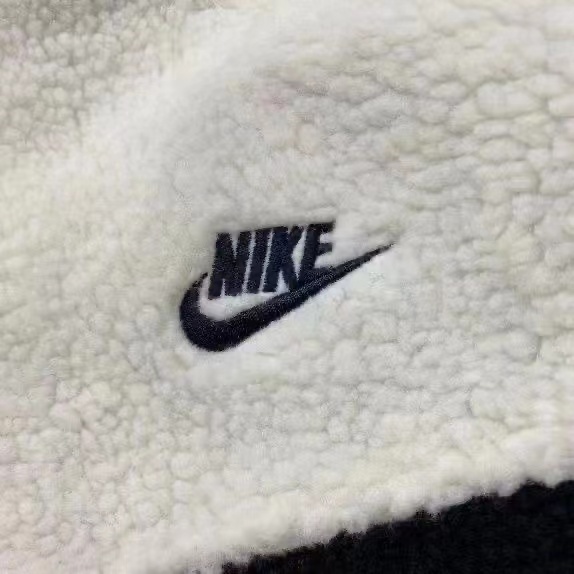 Свободного фасона утепленная шерпа-куртка Nike бело-чёрная
