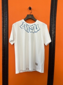 Белая кроя оверсайз с лого Evisu футболка с буковой "М" на спине