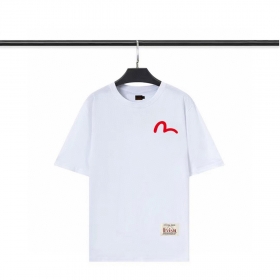 Белая классического покроя футболка с красным фирменным принтом Evisu