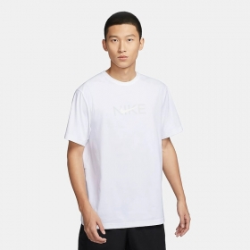 Качественная в белом цвете футболка Nike прямого кроя