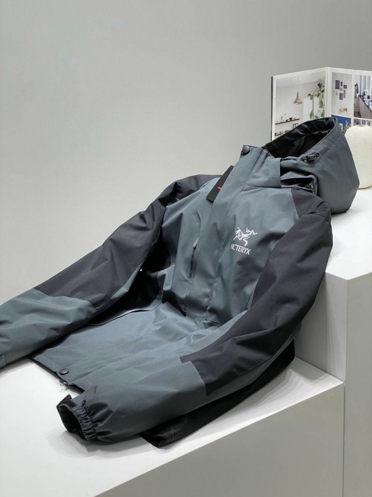 Чёрно-серая куртка Arcteryx 2 в 1 с флисовой олимпийкой в комплекте