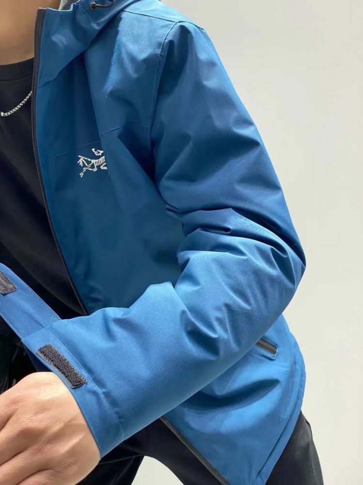 Синяя  непромокаемая куртка Arcteryx логотипом на груди