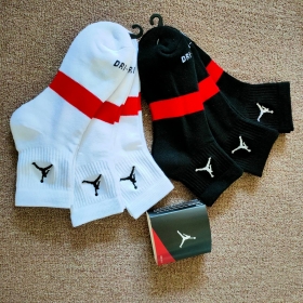 Носки Jordan средней высоты белые и черные с красной полосой