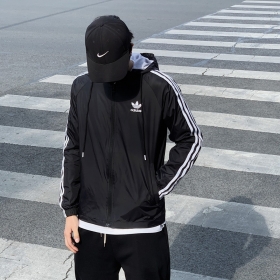 Стильная чёрная ветровка с логотипом Adidas и капюшоном со шнурком