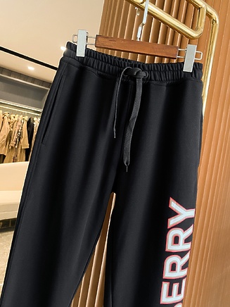 Штаны черного цвета с красной надписью бренда Burberry