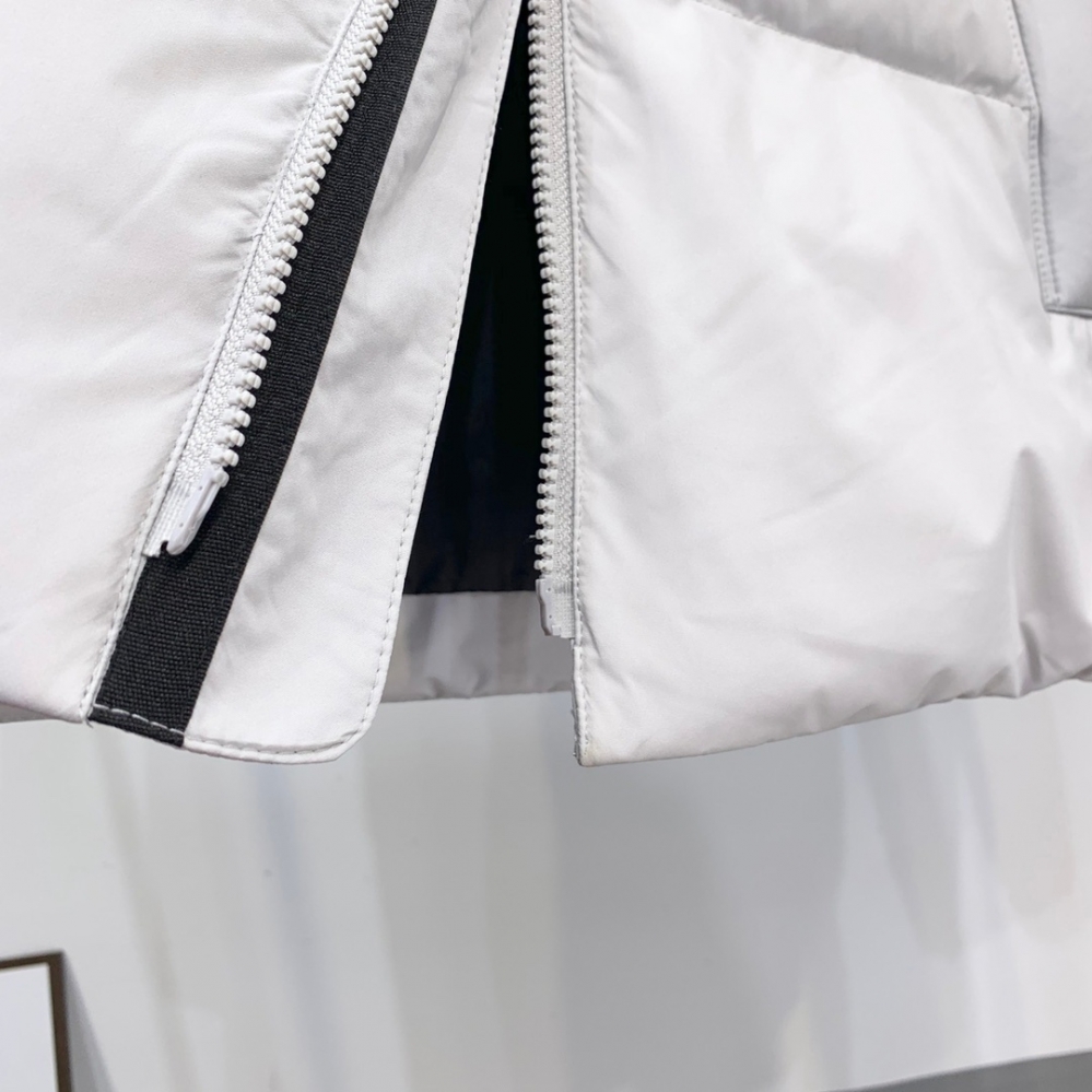 Белая классическая куртка Arcteryx с карманом на правом рукаве