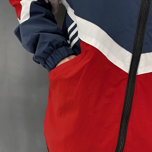 Adidas красно-синяя с прорезанными карманами ветровка