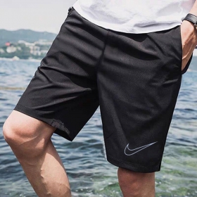 Летние чёрные шорты Nike с карманами на молнии выполнены из полиэстера