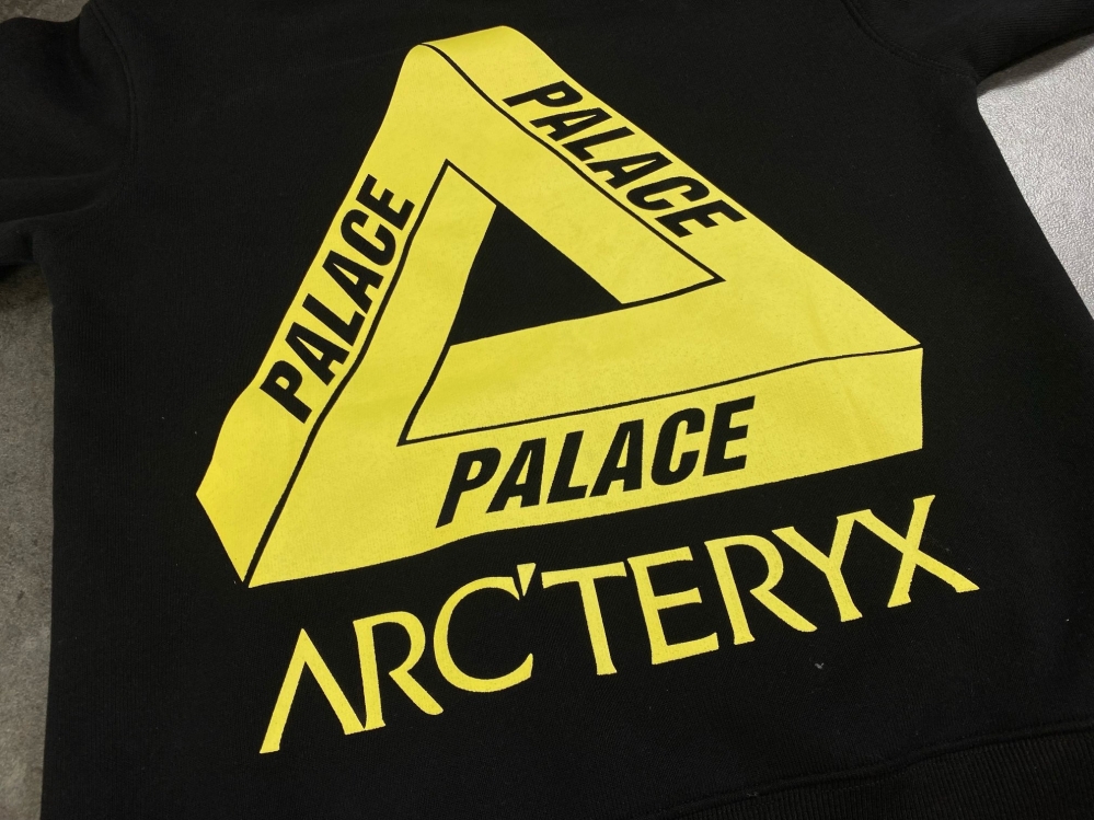 Чёрно-жёлтое худи Arcteryx x Palace с логотипом на груди