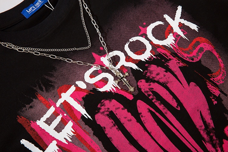 Футболка с цепочкой на груди и логотипом от бренда Let's Rock чёрная 