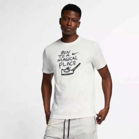 Белая прямого кроя футболка от бренда Nike из натурального хлопка