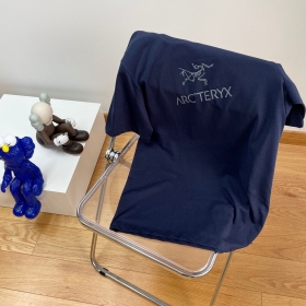 Хлопковая футболка  Arcteryx с логотипом бренда спереди синего цвета