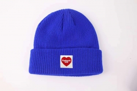 Стильная синяя шапка от бренда Carhartt повседневная