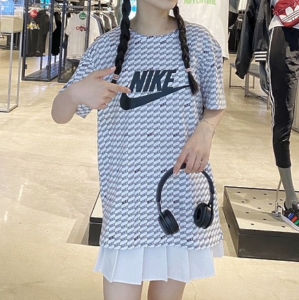 Белая футболка с логотипом Nike по всей поверхности