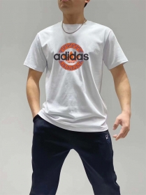Белая универсальная футболка от бренда Adidas с коротким рукавом