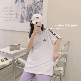 Хлопковая белая футболка от бренда Adidas с фирменным лого на рукавах