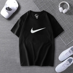 Футболка Nike чёрная с фирменным логотипом бренда на груди