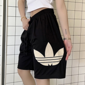 Чёрные с белой полоской сбоку шорты Adidas на плотной резинке