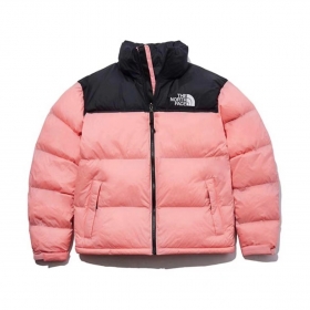 Стильная зимняя куртка The North Face розовая с высоким воротником
