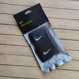 Чёрный напульсник с логотипом Nike для интенсивных тренировок