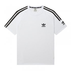 Белая с лампасами на рукавах футболка от бренда Adidas