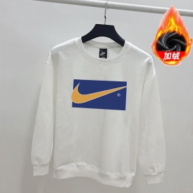 Брендовый свитшот Nike с ярким логотипом бренда спереди