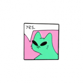 Квадратная розовая брошь "Зелёный кот" с надписью - Yes