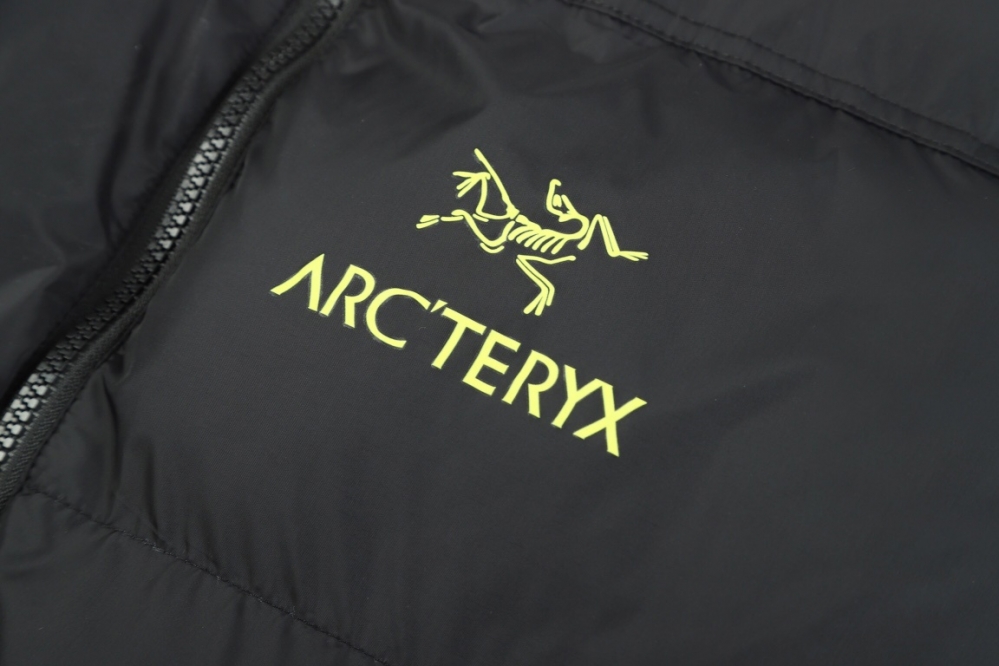 Чёрная двусторонняя куртка Arcteryx с жёлтым логотипом на груди