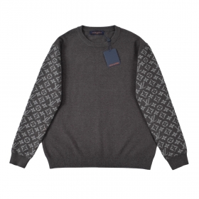 Креативный Louis Vuitton темно-серого цвета свитер с лого на рукавах