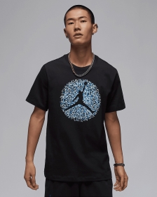 Черная футболка Nike Jordan с ярким принтом на груди
