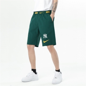 Зелёные с логотипом Nike & MLB шорты с карманами выполнены на резинке