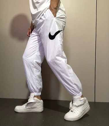Белые спортивки Nike Swoosh с нашитым лого