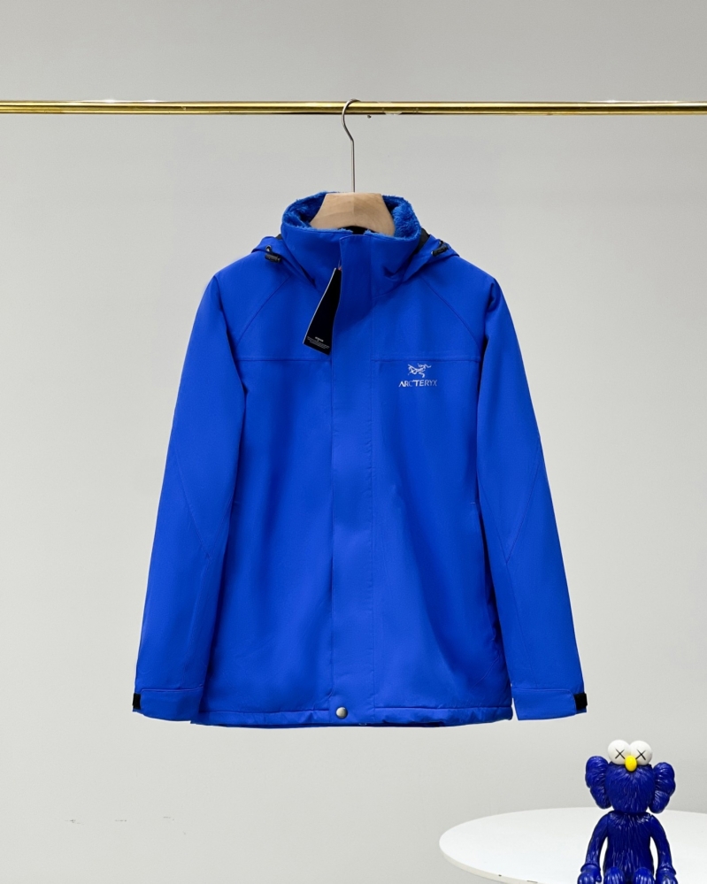 Синяя тёплая куртка Arcteryx на меху с логотипом на груди