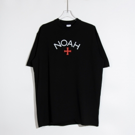 Чёрная футболка NOAH из хлопка с лаконичным названием бренда и крестом