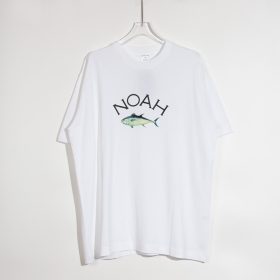 Хлопковая белая футболка фирмы NOAH с надписью бренда и рыбы на груди