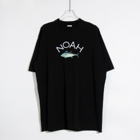 Футболка в чёрном цвете бренда NOAH с изображением рыбы спереди
