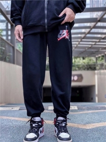 Nike Air штаны на резинке в черном цвете с ярким принтом