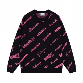 С розовыми логотипами бренда черный свитер Balenciaga