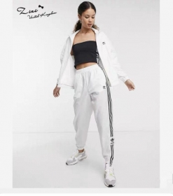 Стильные белые спортивки от бренда Adidas с чёрными полосками по бокам