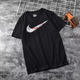 Однотонная чёрная с логотипом от Nike футболка с коротким рукавом
