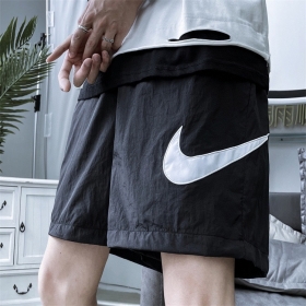Чёрные спортивные от бренда Nike шорты из быстросохнущего материала