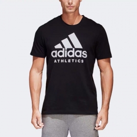 Adidas чёрная с фирменным логотипом на груди футболка