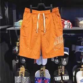 Оранжевого цвета шорты Nike универсальная модель на каждый день