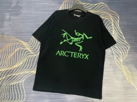 Унисекс черная хлопковая футболка Arcteryx с зеленым логотипом бренда