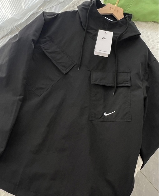 Однотонная Nike чёрная ветровка с нагрудными карманами