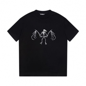Базовая чёрная футболка с принтом на груди Arcteryx короткие рукава